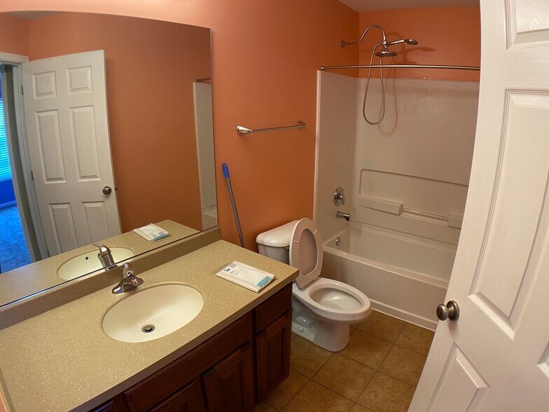 Guest Bath - 4173 Milford Ln