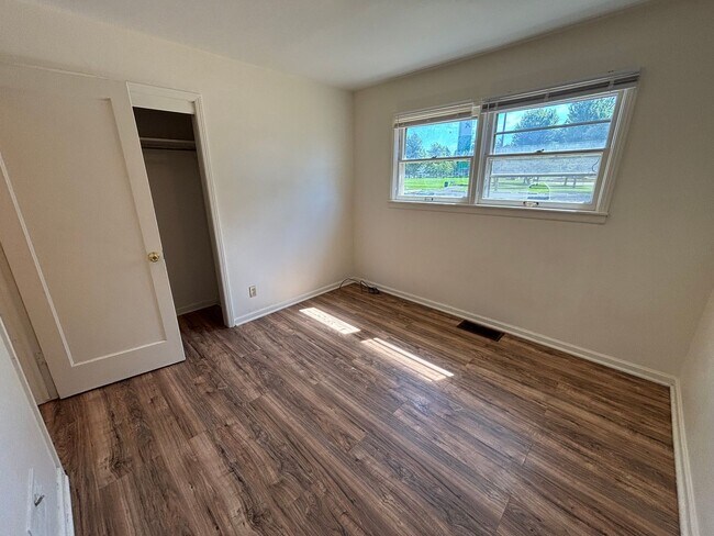 Building Photo - 910/914 S King St Duplex