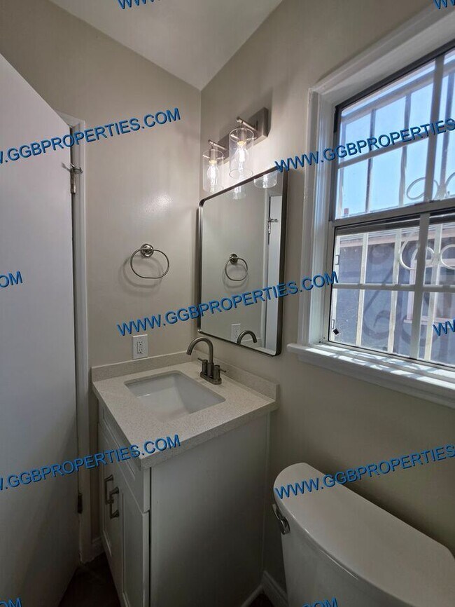 Building Photo - Gorgeous Turnkey 4 BD / 2.5 BA Home in Hawthorne