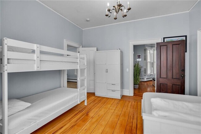 Building Photo - 585 Plainfield St