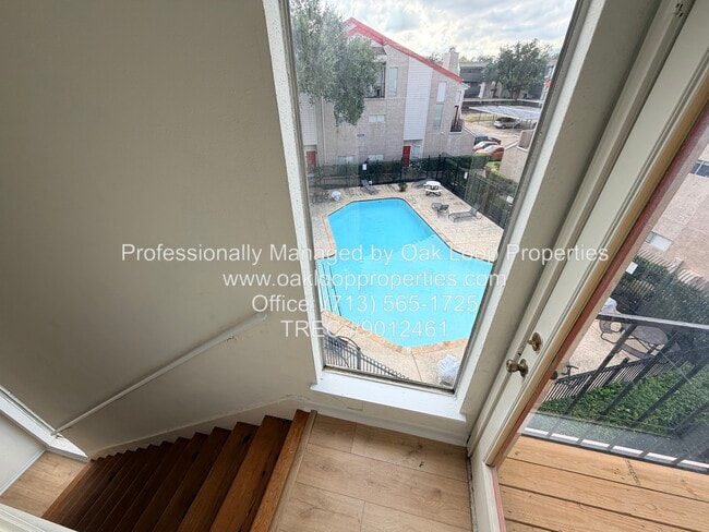 Building Photo - 10855 Meadowglen Ln