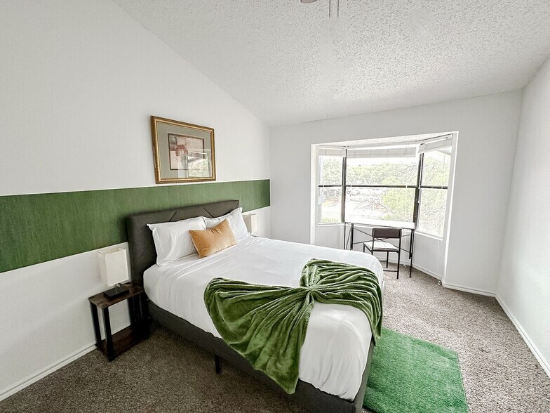 Building Photo - 1071 Clayton Ln