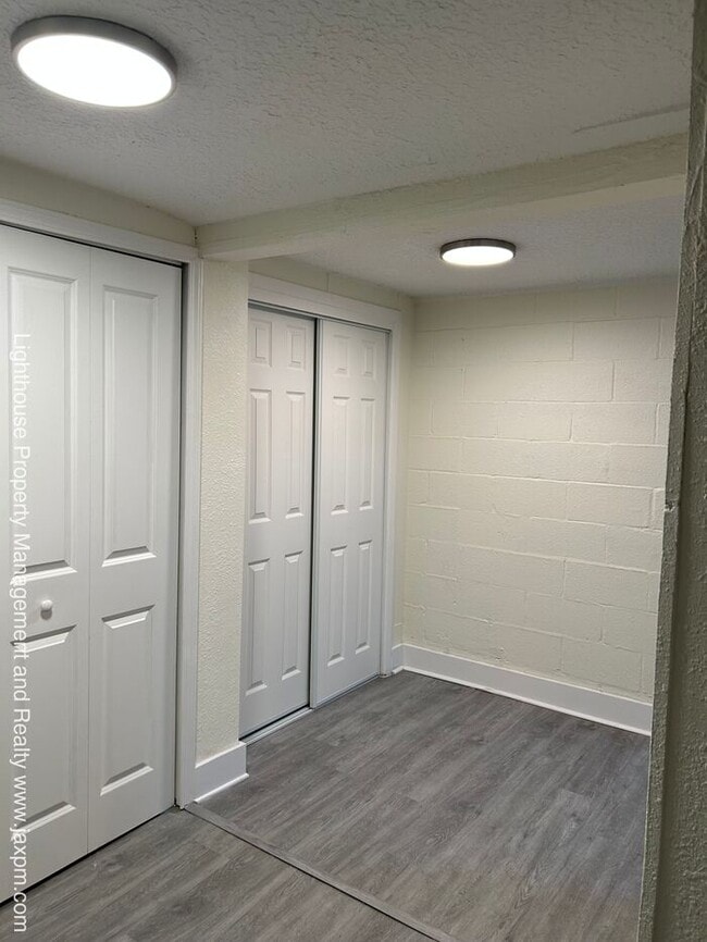 Building Photo - Beautiful 5 Bedroom Home With Modern Updates Throughout