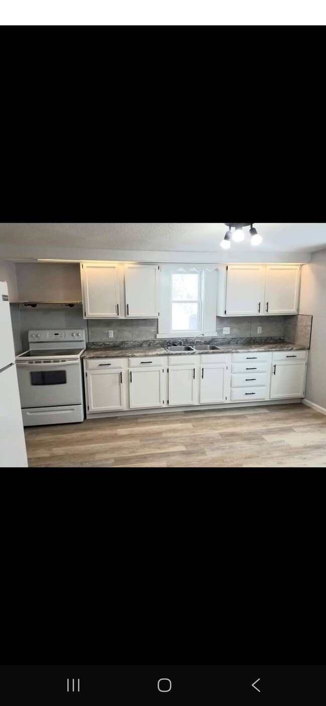 Building Photo - 400 W Main Ave