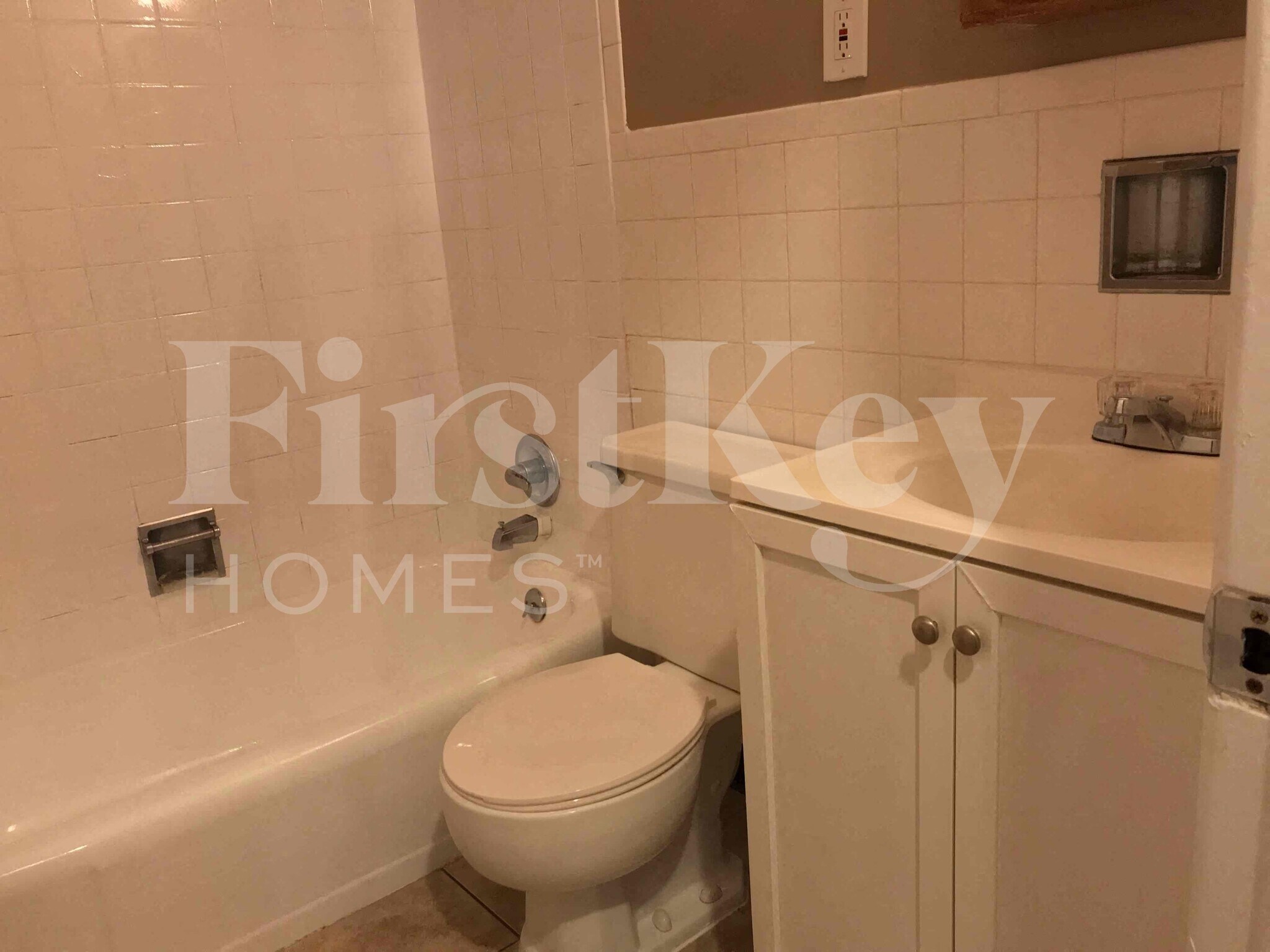 Building Photo - 910 Claver Ln
