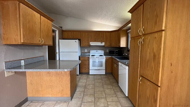 Building Photo - 403/405 Camelot Drive