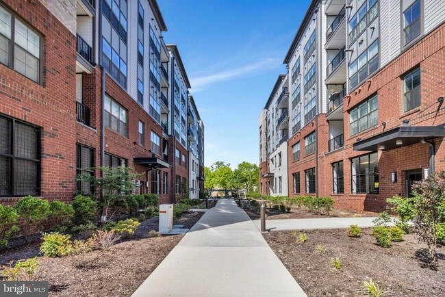 Building Photo - 102 St Ives Pl