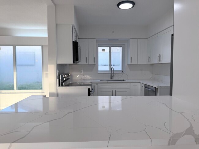 Building Photo - 231 NE 16th Ave