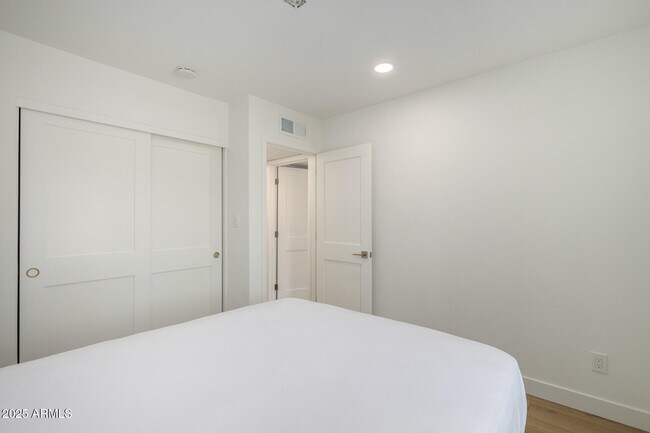 Building Photo - 5038 E Winchcomb Dr