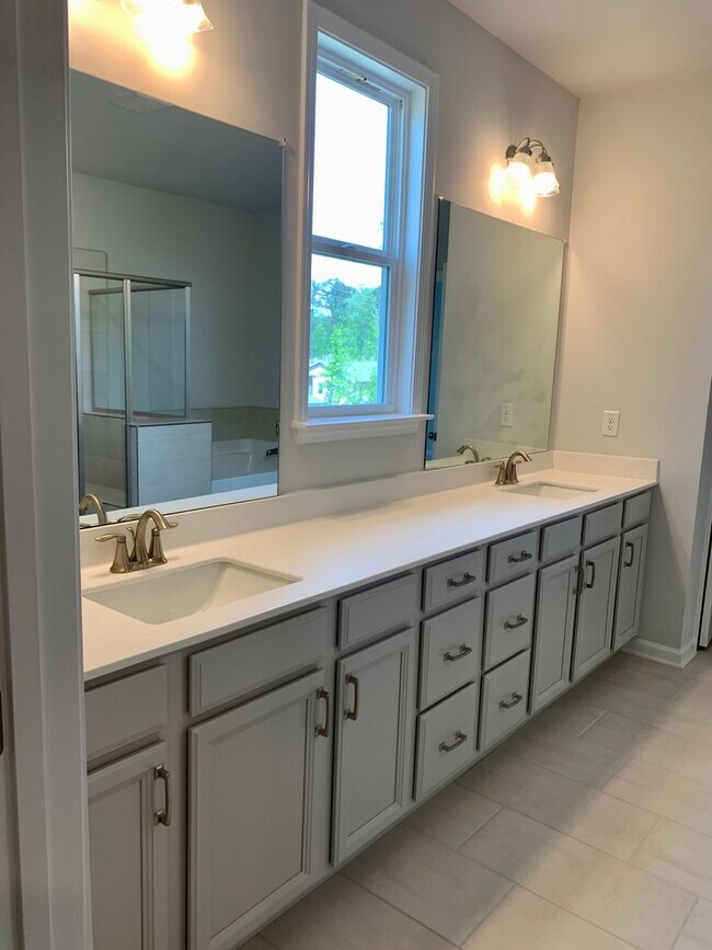 Building Photo - 600 Cunninghame Ct