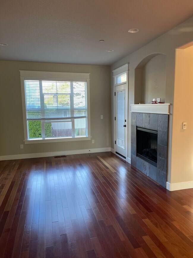 Building Photo - Happy Valley Townhome! 2Bed + Den/Office w/ 2.5 Bath ~ Garage, Washer/Dryer ~ Convenient to PDX A...