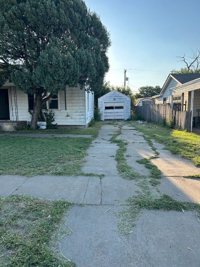 Building Photo - Large 3 bed 1 bath Home