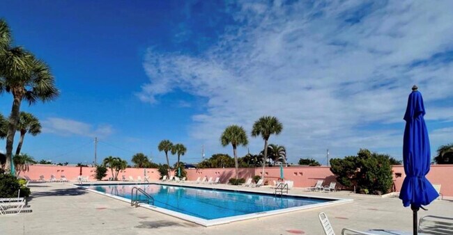 Building Photo - 1200 Colonnades Dr