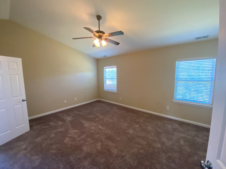 Building Photo - 105 Saltybrook Ln