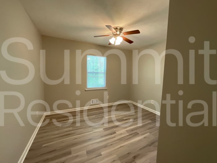 Building Photo - 5950 Stonewall Dr