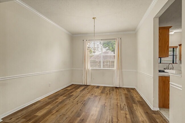 Building Photo - 10840 Sycamore Dr N
