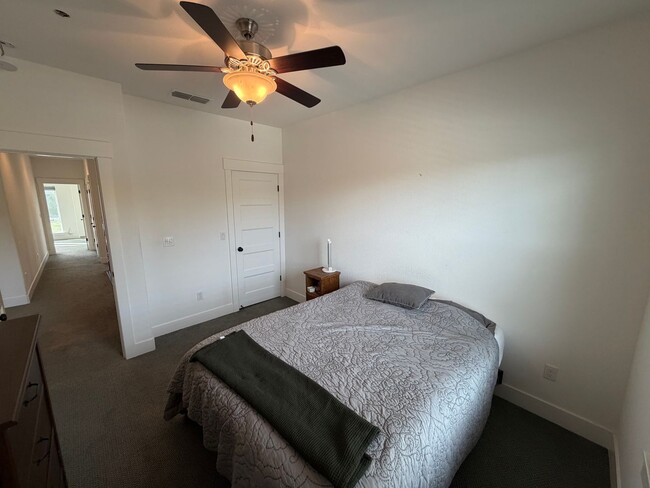 Building Photo - 3 Bedroom | 2.5 Bathroom | Crocker Village House