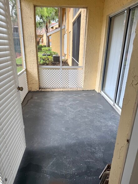 Building Photo - 998 Coral Club Dr