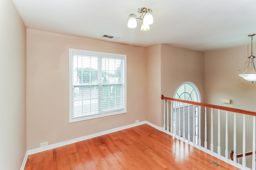 Building Photo - 460 Kyles Cir