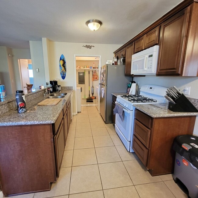 Building Photo - Spacious 2 bedroom 1 bathroom Condo with L...