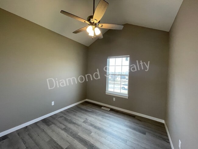 Building Photo - 4 Bedroom Home Available Early February - Great Neighborhood & Ozark Schools!