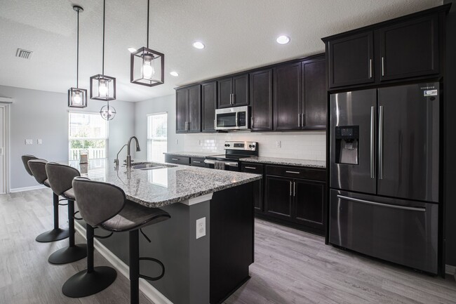 Building Photo - Stunning home in desirable neighborhood !