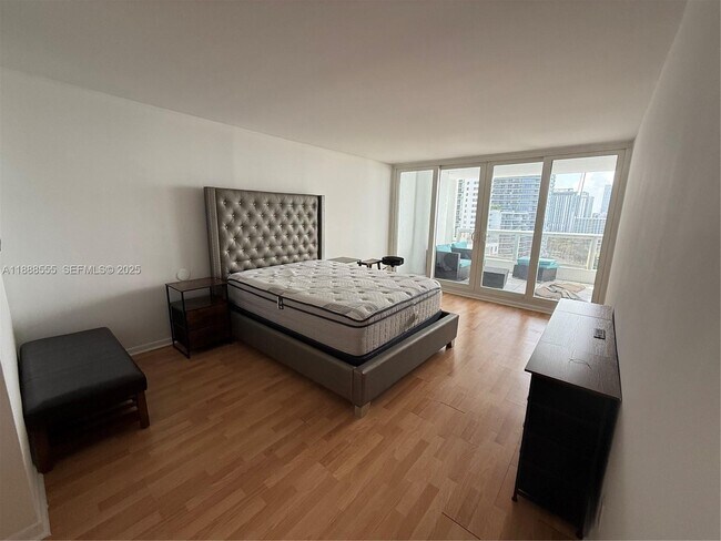 Building Photo - 1717 N Bayshore Dr