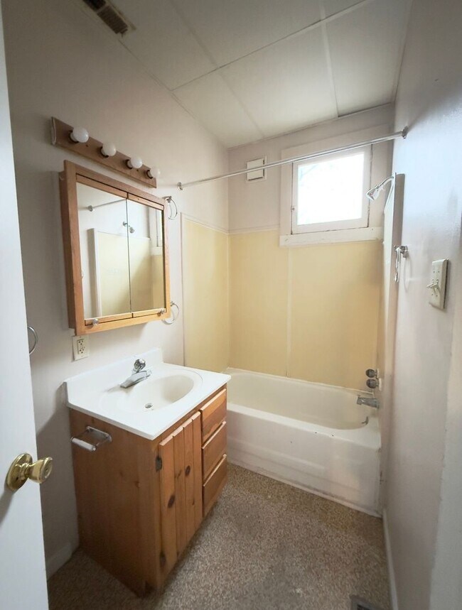 Building Photo - KEE - 909-911 N 10th