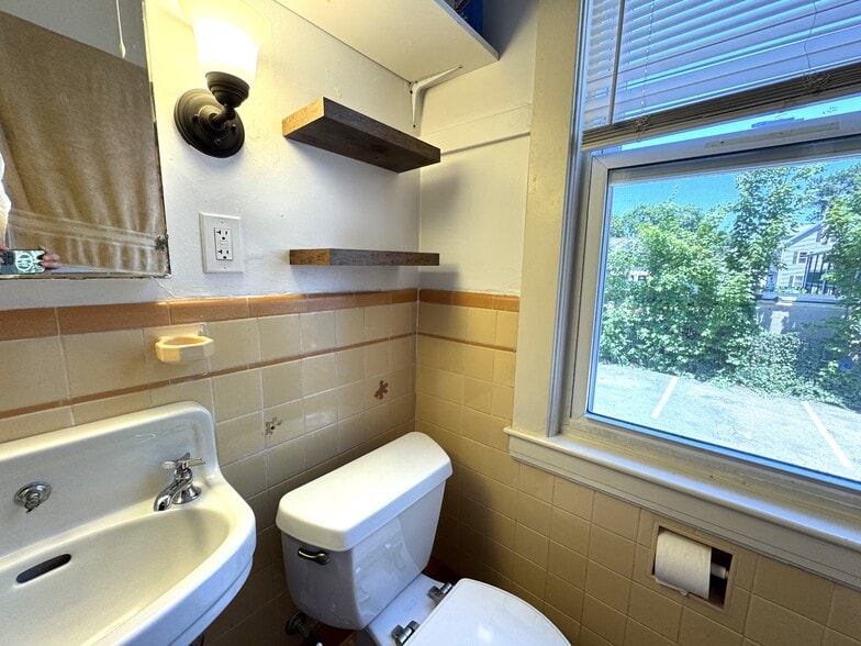 Building Photo - 184 Ash St