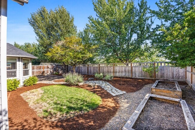 Building Photo - Month to Month Beautiful Spacious 3bed 2.5...