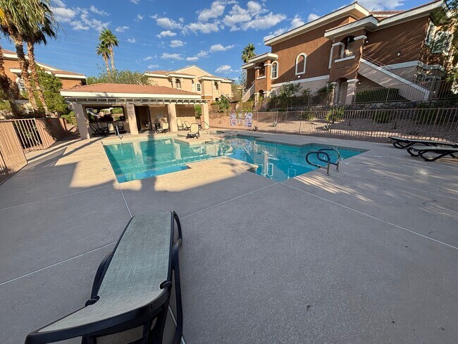 Building Photo - Beautiful 2Bed/2Bath Condo located in the ...