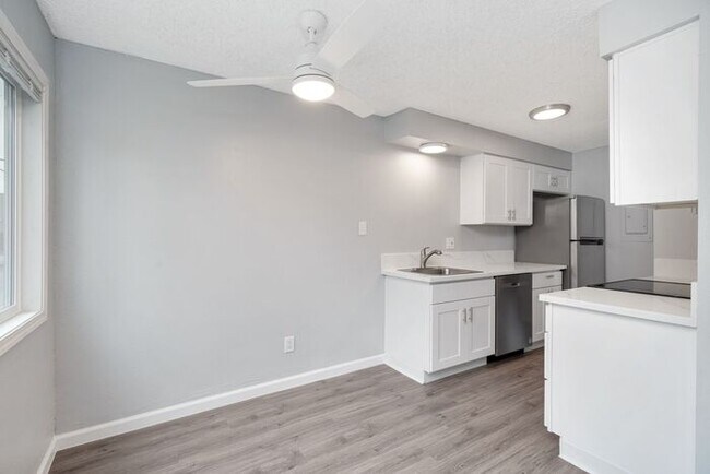Building Photo - Look no Further, Tyee offers a SUPER 2bed/1bath! Call now for details and a showing!