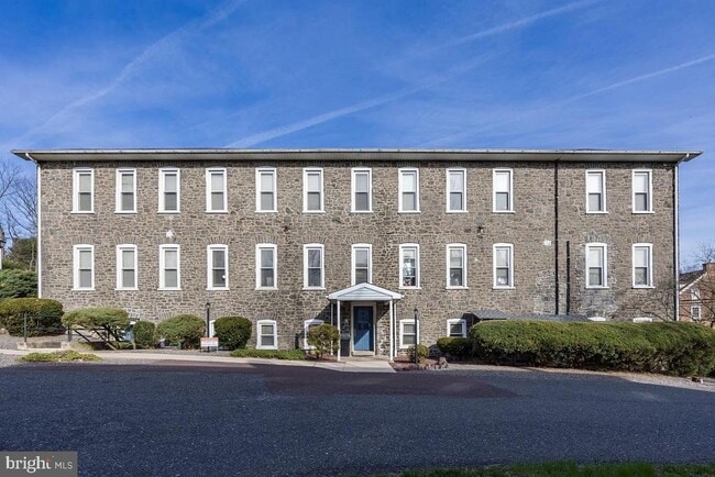 Building Photo - 3183 Main St.