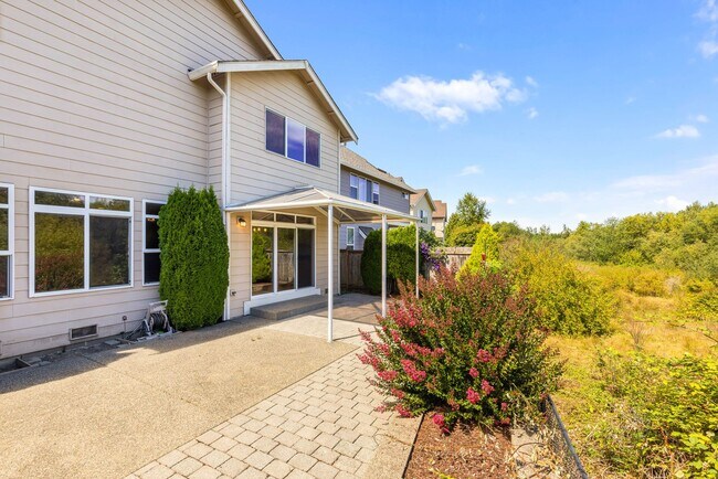 Building Photo - Beautiful 5 Bedroom Mill Creek Home backin...