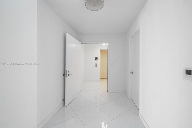 Building Photo - 2020 N Bayshore Dr