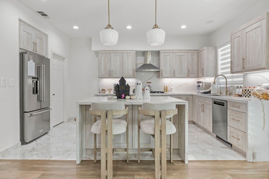 Building Photo - 16485 Nicklaus Dr