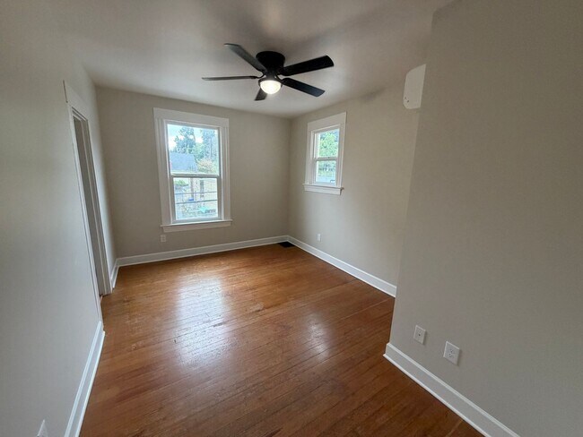 Building Photo - Gorgeous Newly Remodeled Upper Unit in Buckman with Washer/Dryer, A/C
