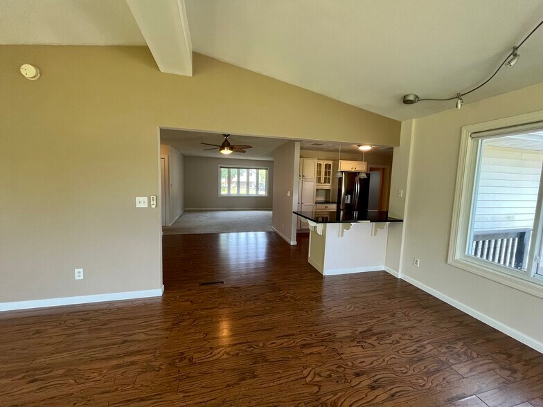 Building Photo - 555 Royal Crest Dr