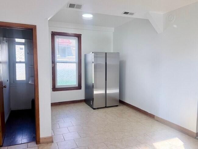 Building Photo - 1633 W 38th St