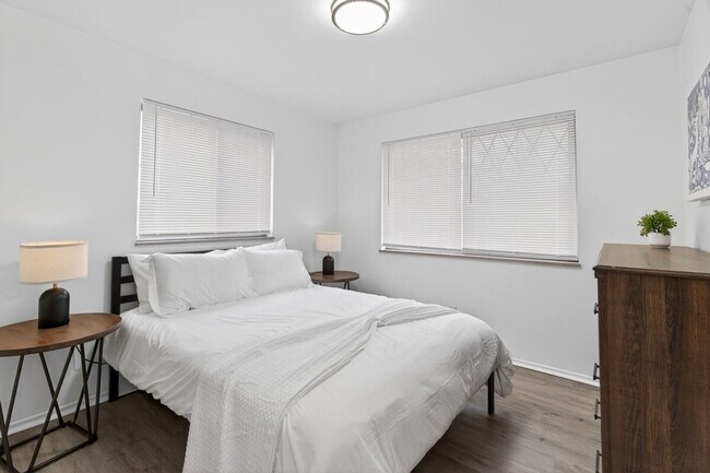 Building Photo - 1545 Reale Ave