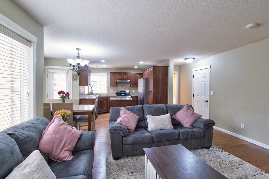 Building Photo - 17536 SW Parkway Ct