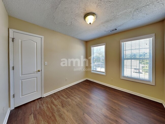 Building Photo - 1319 Vine Cir