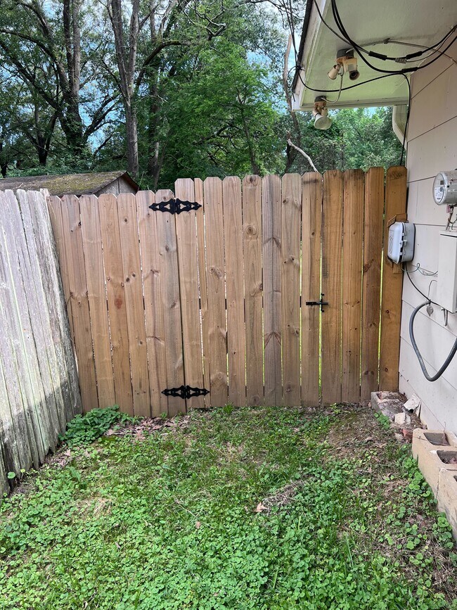 Building Photo - 827 Berwood Dr
