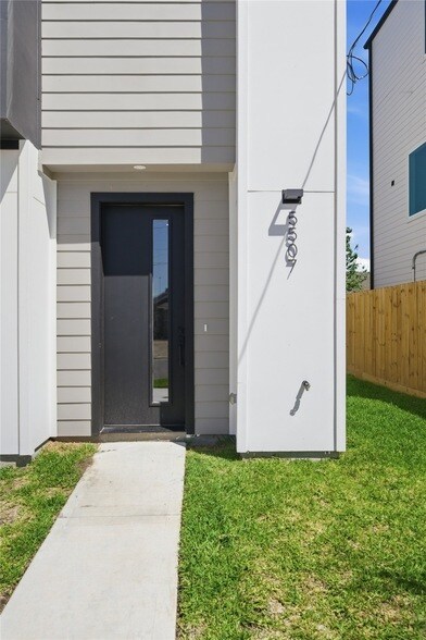Building Photo - 5505 Hershe St