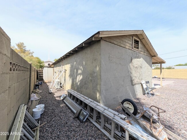 Building Photo - 2443 E Earll Dr