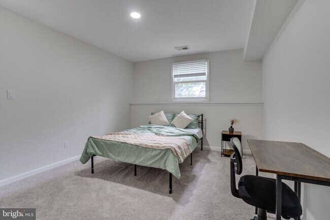 Building Photo - 3700 Roxbury Ln