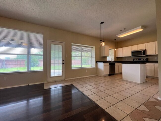 Building Photo - 4 bedroom, 2.5 bath home for lease!