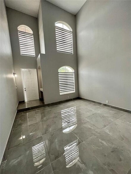 Building Photo - 3810 SW 51st St