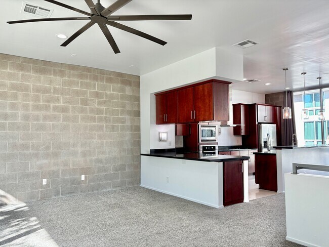 Building Photo - 374 S Farmer Ave