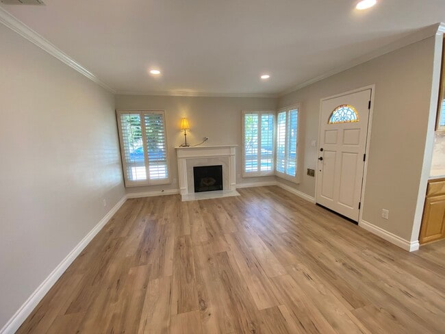 Building Photo - Beautifully Remodeled 3 Bedroom Naples Hou...